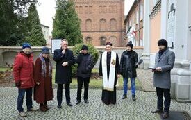 Odsłonięto tablicę ks. Mieczysława Matuschka na ścianie kościoła pofranciszkańskiego w Śremie