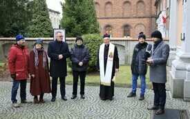 Odsłonięto tablicę ks. Mieczysława Matuschka na ścianie kościoła pofranciszkańskiego w Śremie