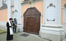 Odsłonięto tablicę ks. Mieczysława Matuschka na ścianie kościoła pofranciszkańskiego w Śremie