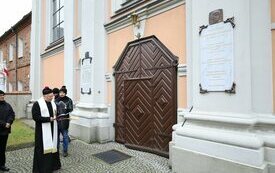 Odsłonięto tablicę ks. Mieczysława Matuschka na ścianie kościoła pofranciszkańskiego w Śremie