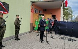 Odsłonięto tablicę upamiętniającą mieszkańc&oacute;w Zbrudzewa - ofiary zbrodni katyńskiej