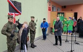 Odsłonięto tablicę upamiętniającą mieszkańc&oacute;w Zbrudzewa - ofiary zbrodni katyńskiej