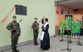 Odsłonięto tablicę upamiętniającą mieszkańc&oacute;w Zbrudzewa - ofiary zbrodni katyńskiej
