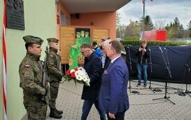 Odsłonięto tablicę upamiętniającą mieszkańc&oacute;w Zbrudzewa - ofiary zbrodni katyńskiej