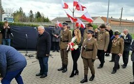 Odsłonięto tablicę upamiętniającą mieszkańc&oacute;w Zbrudzewa - ofiary zbrodni katyńskiej
