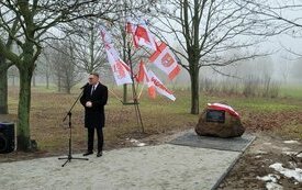 Odsłonięto tablicę upamiętniającą 40. rocznicę wprowadzenia stanu wojennego