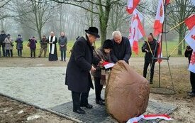 Odsłonięto tablicę upamiętniającą 40. rocznicę wprowadzenia stanu wojennego