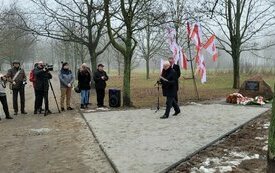 Odsłonięto tablicę upamiętniającą 40. rocznicę wprowadzenia stanu wojennego