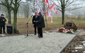 Odsłonięto tablicę upamiętniającą 40. rocznicę wprowadzenia stanu wojennego