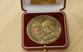 Medal tw&oacute;rcy znaczk&oacute;w Rowlanda Hilla dla Burmistrza Śremu