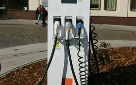 ​W Śremie powstała og&oacute;lnodostępna stacja ładowania pojazd&oacute;w elektrycznych