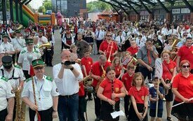 Śrem w dźwięku trąb i bębn&oacute;w