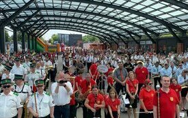 Śrem w dźwięku trąb i bębn&oacute;w
