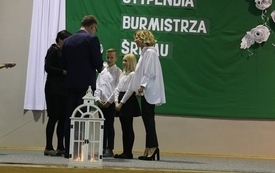 Burmistrz Śremu wręczył stypendia uczniom