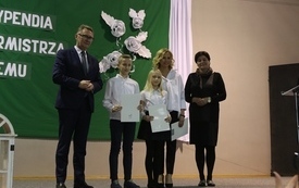 Burmistrz Śremu wręczył stypendia uczniom