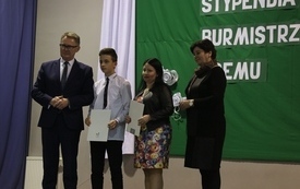 Burmistrz Śremu wręczył stypendia uczniom