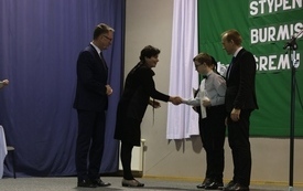 Burmistrz Śremu wręczył stypendia uczniom
