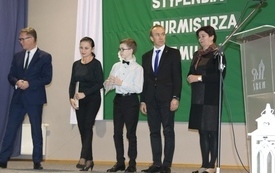 Burmistrz Śremu wręczył stypendia uczniom