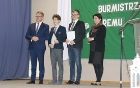 Burmistrz Śremu wręczył stypendia uczniom