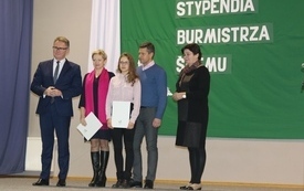 Burmistrz Śremu wręczył stypendia uczniom