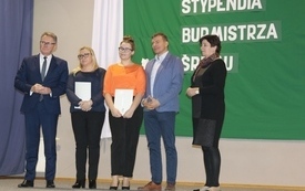 Burmistrz Śremu wręczył stypendia uczniom