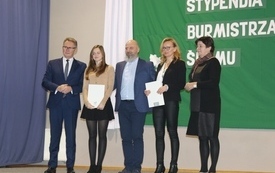 Burmistrz Śremu wręczył stypendia uczniom