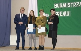 Burmistrz Śremu wręczył stypendia uczniom