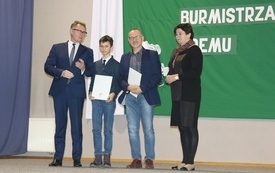Burmistrz Śremu wręczył stypendia uczniom