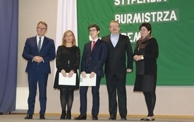 Burmistrz Śremu wręczył stypendia uczniom