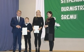 Burmistrz Śremu wręczył stypendia uczniom