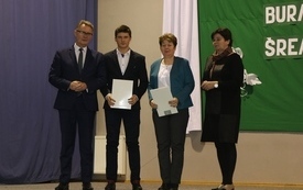 Burmistrz Śremu wręczył stypendia uczniom