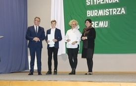 Burmistrz Śremu wręczył stypendia uczniom