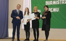 Burmistrz Śremu wręczył stypendia uczniom