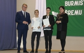 Burmistrz Śremu wręczył stypendia uczniom