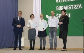 Burmistrz Śremu wręczył stypendia uczniom