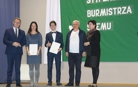 Burmistrz Śremu wręczył stypendia uczniom