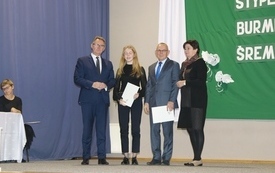 Burmistrz Śremu wręczył stypendia uczniom