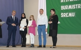 Burmistrz Śremu wręczył stypendia uczniom