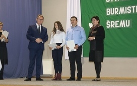Burmistrz Śremu wręczył stypendia uczniom
