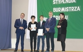 Burmistrz Śremu wręczył stypendia uczniom