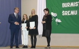 Burmistrz Śremu wręczył stypendia uczniom
