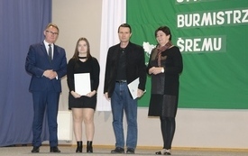 Burmistrz Śremu wręczył stypendia uczniom