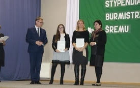 Burmistrz Śremu wręczył stypendia uczniom