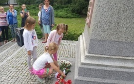 Historii wielka księga - wędrowniczek po nią sięga