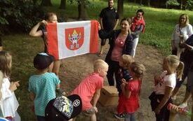 Historii wielka księga - wędrowniczek po nią sięga