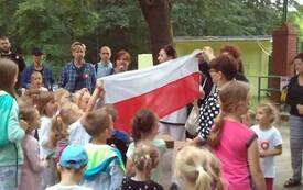 Historii wielka księga - wędrowniczek po nią sięga