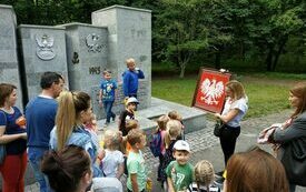 Historii wielka księga - wędrowniczek po nią sięga
