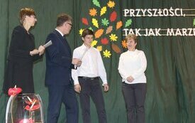 Burmistrz Śremu wręczył stypendia uczniom