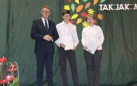 Burmistrz Śremu wręczył stypendia uczniom