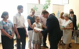 Nagrodzono uzdolnionych uczni&oacute;w